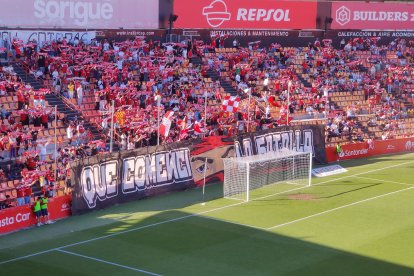 El tifo d'Orgull Grana