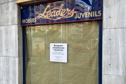 Imagen del cartel que 365 Obrador ha puesto en el local anunciando que buscan personal.