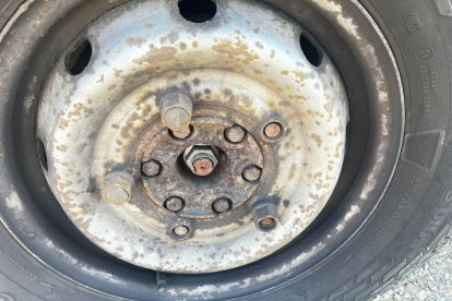 Imatge d'un dels pneumàtics on li falten cargols.