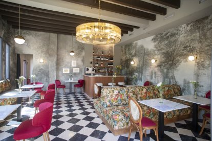 El nuevo Làpety Hotel, inaugurado hace un mes, cuenta con cinco habitaciones dobles y tres ‘suites’, un jardín de más de 1.400 metros cuadrados y una piscina.