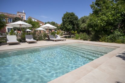 El nuevo Làpety Hotel, inaugurado hace un mes, cuenta con cinco habitaciones dobles y tres ‘suites’, un jardín de más de 1.400 metros cuadrados y una piscina.