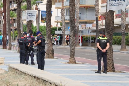 Imagen de agentes de los Mossos en la zona para garantizar el orden público.