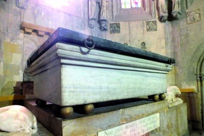 Imatge pila baptismal de la Catedral de Tarragona