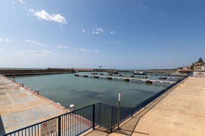 Vista de la dársena deportiva vacía de embarcaciones del puerto de las Cases d'Alcanar