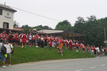 Imatge dels aficionats del Nàstic que s'han desplaçat fins Zubieta