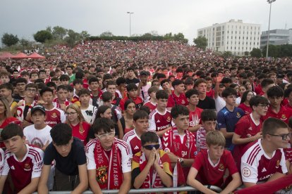 Afició grana veient el partit a la pantalla gegant del Parc del Francolí.