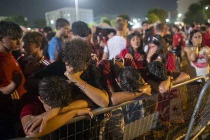 Afició grana veient el partit a la pantalla gegant del Parc del Francolí.