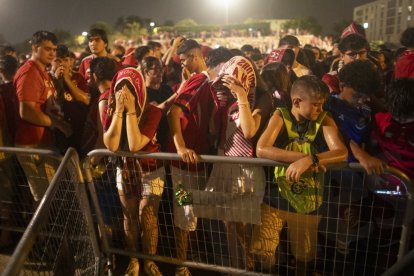 Afició grana veient el partit a la pantalla gegant del Parc del Francolí.