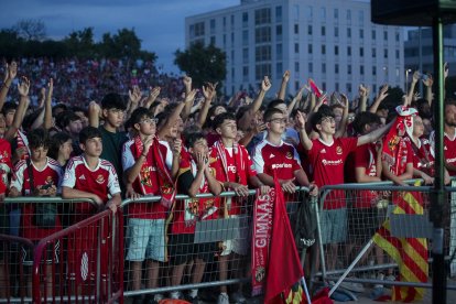 Afició grana veient el partit a la pantalla gegant del Parc del Francolí.