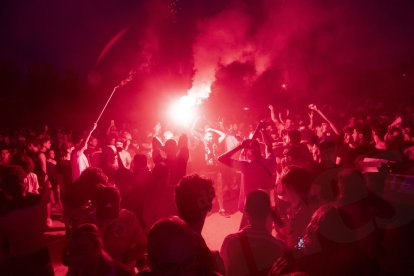 Afició grana veient el partit a la pantalla gegant del Parc del Francolí.