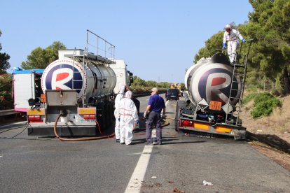 Imagen del camión que transportaba ácido clorhídrico por la AP-7.
