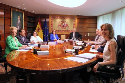 El pleno del TC, con el presidente del tribunal, Cándido Conde-Pumpido, y la vicepresidenta Inmaculada Montalbán, este lunes la reunión para debatir la ponencia sobre la amnistía