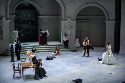 Instante del segundo acto de 'Rusalka', con gran parte del reparto sobre el escenario en la producción del Gran Teatre del Liceu.