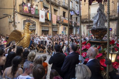 L’Àliga oferint al Patró el seu ball solemne.