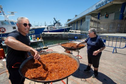 Imatge de la fideuada popular celebrada ahir al barri mariner del Serrallo de Tarragona.