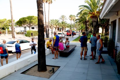 Varias personas desalojadas ante la recepción del camping que ha sufrido un incendio.