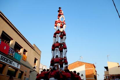 4 de 9 amb folre de la Colla Vella dels Xiquets de Valls a la diada de la Mare de Déu d'Agost de la Bisbal del Penedès
