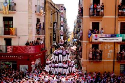Pilar de 8 amb folre i manilles de la Jove de Tarragona per la diada de Sant Magí