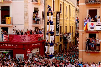 3 de 8 carregat dels Xiquets del Serrallo per la diada de Sant Magí