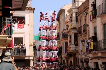 9d8 de la colla Vella Xiquets de Valls en la segona ronda de la diada de l'Arboç amb una de les tres enxanetes fent l'aleta