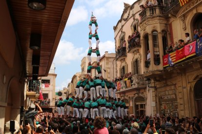 Torre de 9 amb folre i manilles dels Castellers de Vilafranca a la primrea ronda de la diada de l'Arboç