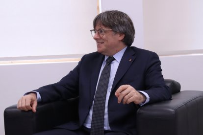 El expresidente Carles Puigdemont durante la reunión con el presidente Salvador Illa