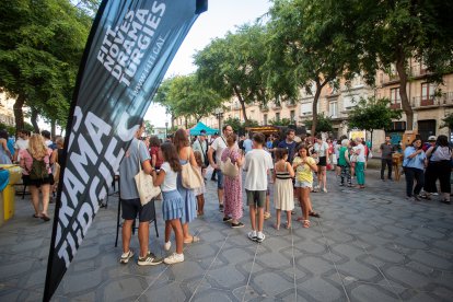 Imagen del ambiente que había poco antes de que se abrieran las puertas del Teatre Tarragona para la inauguración de la duodécima edición del Festival Internacional de Teatro de Tarragona.