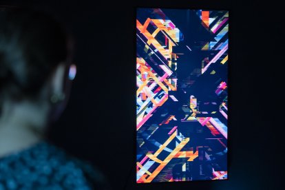 Una visitante observando una obra del New Art Centre.