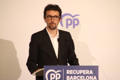 El número 2 de la lista del PPC en Barcelona, Juan Milián, durante una comparecencia ante los medios de comunicación en el Hotel Avenida Palace.