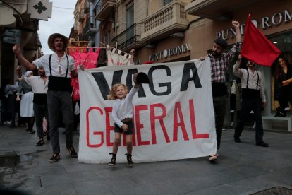 Un xiquet encapçala la manifestació obrera durant la tercera edició de la Reus 1900. Festa Modernista