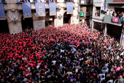 Celebració a plaça del 4 de 10 amb folre i manilles descarregat per la Colla Vella dels Xiquets de Valls durant la segona ronda de la diada castellera de Santa Úrsula 2025