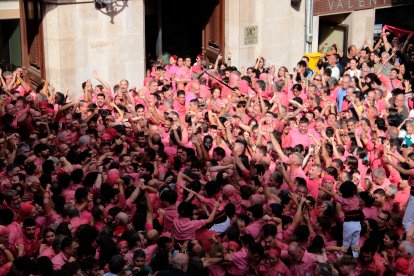 Celebració a la plaça del Blat del 4 de 10 amb folre i manilles descarregat per la Colla Vella dels Xiquets de Valls durant la segona ronda de la diada castellera de Santa Úrsula 2025