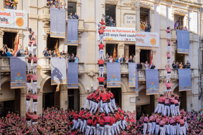 D’esquerra a dreta, 2de8sf carregat per la Colla Vella, 2de9fm descarregat per la Joves de Valls i Pde8fm descarregat per la Colla Vella.
