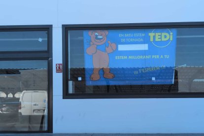 Cartell anunciant la nova obertura de TEDi a Tarragona.
