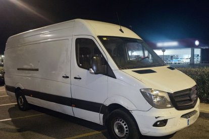 Imatge de la furgoneta sospitosa on viatjaven dos dels detinguts.