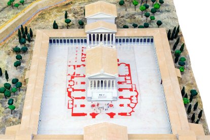 Recreació feta per l'ICAC de del recinte de culte imperial de l'acròpolis de Tàrraco; amb el temple d'August al centre de la plaça i, just darrere la sala axial