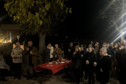La inauguración reúne vecinos y vecinas en el local de la asociación