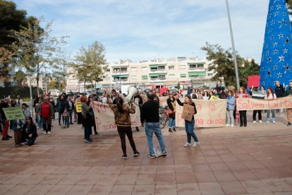 Los manifestantes han llegado a la plaza del Ayuntamiento de Cunit para pedir la paralización del proyecto de camping que incluye una piscina de olas artificiales