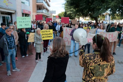 Un centenar de personas se an manifestado en Cunit para pedir la paralización del proyecto de camping que incluye una piscina de olas artificiales