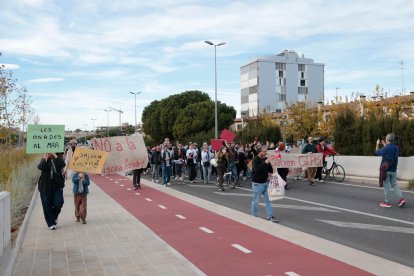 Un centenar de personas se han manifestado en Cunit para pedir la paralización del proyecto de camping que incluye una piscina de olas artificiales