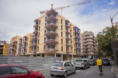 Complejo Riera con pisos y parking.