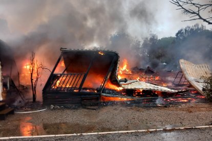 Incendio en un camping del municipio de Vandellòs i l'Hospitalet de l'Infant donde han quemado ocho bungalows