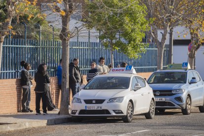 Alumnos esperando su turno para examinarse del examen práctico