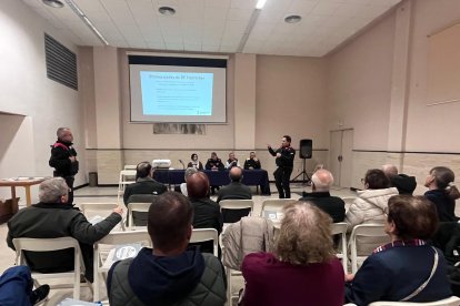 Un instante de la charla informativa de los Mossos en el Catllar.