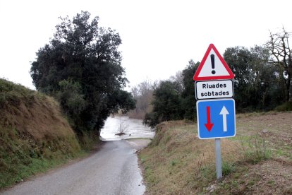 Un cartell que avisa de les riuades sobtades del riu Fluvià, a Esponellà