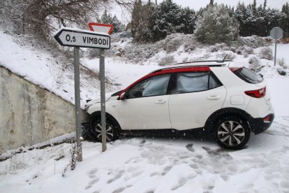 Un conductor no ha podido controlar el vehículo a causa de la nieve y ha tenido un choque a la entrada de Vimbodí i Poblet.