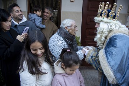 Entrega de regals dels Reis a Cambrils.