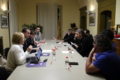 Plano general de la reunión del conseller Ordeig con campesinos en el Ayuntamiento de Bàscara.JPG