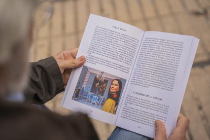 El llibre inclou fotografies.