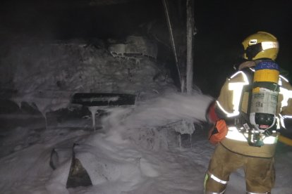 Los bomberos han sellado con espuma el incendio.